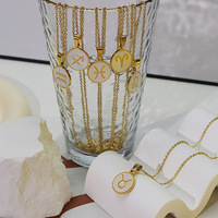Collier pendentif chaîne sportive en acier inoxydable plaqué or 18 carats avec signes du zodiaque en coquillage blanc MW Twelve