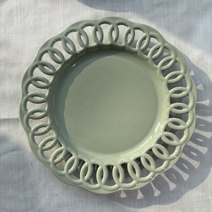 Esmalte verde salvia europeo con diseño de borde hueco Juego de platos de cerámica para cena y cargador para eventos de boda - Product Image 1