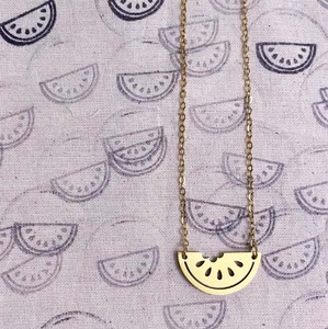 Collar con colgante de sandía de fruta, acero inoxidable chapado en oro, sutil, elegante, solidaridad palestina, joyería pro Palestina - Product Image 1