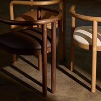 Fauteuil en bois massif de style nordique avec dossier incurvé, chaise de salle à manger en hêtre de luxe léger avec assemblage à mortaise et tenon pour la maison et l'hôtel