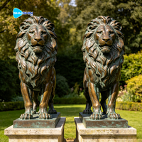 Sculpture de lion debout en bronze antique grandeur nature pour jardin extérieur avec piédestaux pour la décoration de la maison