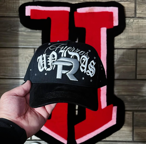Disponibile all'ingrosso Cappello trucker in camoscio a 5 pannelli con visiera larga, con strass e logo in metallo X Corridos Tumbados X Ct - Product Image 3