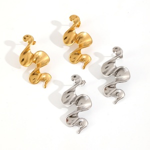 ต่างหูแบบติดหูสแตนเลสชุบทอง 18k ดีไซน์เฉพาะตัว รูปทรงคลื่น สำหรับผู้หญิง เข้าได้กับทุกชุด คุณภาพสูง กันน้ำ รูปทรงไม่สมมาตร - Product Image 2