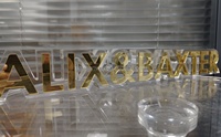 Bloc de signalisation 3D personnalisé en acrylique transparent avec lettrage doré, impression UV personnalisable pour affichage de marque en magasin et au bureau