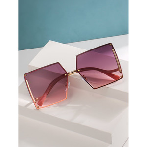 Gafas de sol elegantes con montura cuadrada y tachuelas - Product Image 3