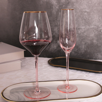 Verre à vin en cristal rose soufflé à la main avec bord doré, approvisionnement en vrac auprès d'un fabricant chinois de verrerie pour vin rouge et champagne