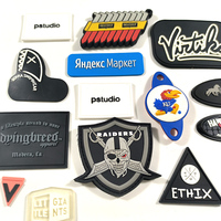 Étiquettes en silicone gaufrées personnalisées imperméables avec fermeture auto-agrippante pour sacs d'extérieur, vêtements, chapeaux, patchs en caoutchouc PVC souple 3D