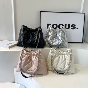 Sac à bandoulière en similicuir pour femme, motif losanges, avec chaîne, fermeture à cordon, noir, style minimaliste, toutes saisons - Product Image 4