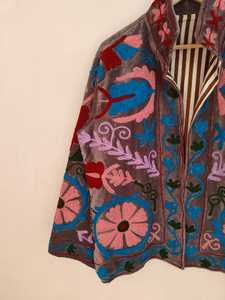 Chaqueta Bordada Suzani de Terciopelo Hecha a Mano |   Abrigo con Estampado Floral Folclórico |   Ropa Étnica Boho |   Artesanía, regalo para ella - Product Image 3
