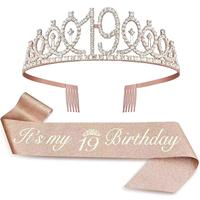 Kit d'accessoires d'anniversaire : Tiare en strass, Écharpe scintillante, Couronne chiffre or rose avec peigne à cheveux – Cadeau de fête pour elle