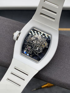 Montre mécanique avec boîtier en céramique blanche, équipée de deux boîtes à remontage séparées et d'un balancier visiblement visible - Product Image 6