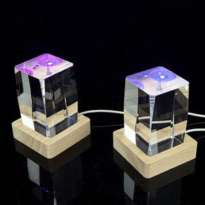 Presentes de Lembrança Cubo de Cristal Peso de Papel Base de Luz LED de Madeira Cubo Gravado a Laser 3D - Product Image 3