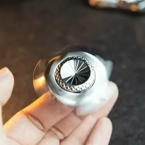 Spinner Antiestrés Clásico de Acero Inoxidable Pulido - Juguete Giratorio de Metal para Aliviar la Ansiedad en Adultos, Edades 14-18, Regalo para Hombres - Product Image 3