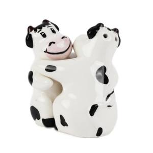 Gnomos besándose magnéticos de cerámica, juego de coctelera de sal y pimienta - Product Image 4