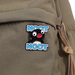 Lindo Pingu esmalte Pin Metal broche solapa insignia joyería mochila accesorios al por mayor - Product Image 3