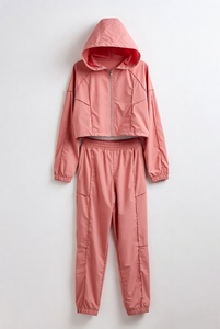 Ensemble de sport rose corail : veste zippée à capuche courte et pantalon de jogging fuselé - Product Image 1