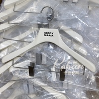 Cintre en bois massif à épaules larges avec logo personnalisé pour boutique de vêtements, présentoir de vêtements, hôtel