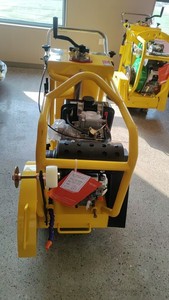 Cortadora de Concreto Amarilla a Gasolina con Motor y Ruedas para Uso en Construcción - Product Image 5