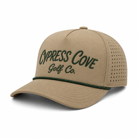 Casquette de golf 5 panneaux à calotte haute avec logo personnalisé, perforations découpées au laser, séchage rapide, visière incurvée, en sergé beige, vente en gros