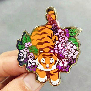 Pins de Solapa Personalizados de Fábrica Sin Pedido Mínimo, de Esmalte Suave con Purpurina, de Anime y Dibujos Animados, Insignias Metálicas, Pins de Esmalte Duro - Product Image 4