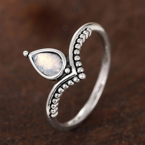 Anello con pietra a goccia a forma di V, gioiello da mano semplice e unico in stile INS per donna, nuovo stile - Product Image 2