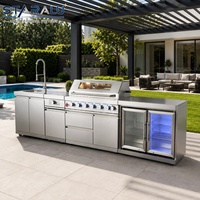 Ensemble de cuisine extérieure modulaire en acier inoxydable avec porte vitrée, tiroir de rangement, évier et réfrigérateur pour station estivale