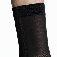 Chaussettes pour hommes en maille personnalisées OEM, chaussettes décontractées professionnelles ultra-légères et respirantes, chaussettes habillées mi-mollet d'été pour hommes ODM