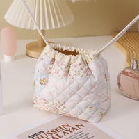 Schattige quilted make-uptas met schelpmotief, ruim, luxueus, draagbaar reisorganizer, uniek en schattig trekkoordtasje
