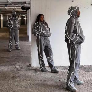 Completo da Uomo Personalizzato Riflettente 3M: Giacca Antivento Techwear e Joggers Larghi, Set Tuta Sportiva Streetwear che si Illumina al Buio per Br - Product Image 4