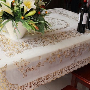 Usine directement en gros étanche à l'huile Pvc plastique vinyle dentelle <span class=keywords><strong>nappe</strong></span> rouleau couverture <span class=keywords><strong>de</strong></span> Table tissu mariage 137*181cm - Product Image 3