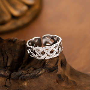 Bague en acier inoxydable tissée éternelle personnalisée pour femmes avec des ouvertures géométriques et des lignes croisées NS803054 - Product Image 6