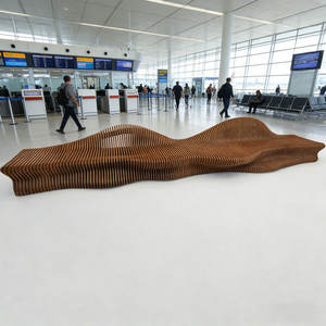 Banc d'extérieur en fibre de verre avec dossier découpé, design moderne, forme en L, pieds sabre, assise anticorrosion pour parcs, hôtels et espaces publics - Product Image 5