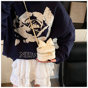 <span class=keywords><strong>2026</strong></span> 新款绗缝 PU 皮革链条肩带小号女式水桶包可爱蝴蝶结儿童斜挎包 - Product Image 3