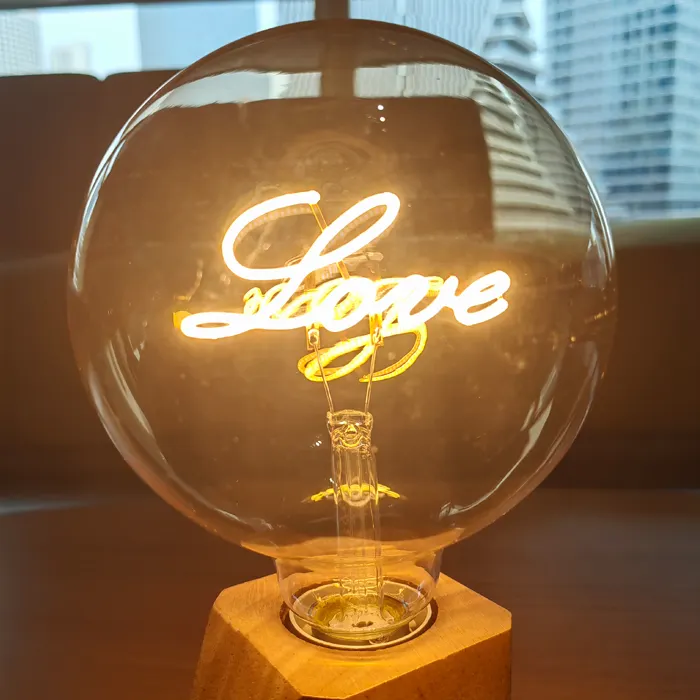 Fábrica de China Lámpara de alta calidad con letras Hello Base de madera 4W Vidrio E26 Ámbar transparente Regulable LED Bombilla de filamento decorativa