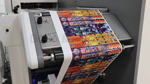 Máquina de Impresión Digital UV de Rollo a Etiqueta para Códigos QR y Datos Variables DBDIL-330 Equipada con Piezoeléctrico Industrial Avanzado - Product Image 3