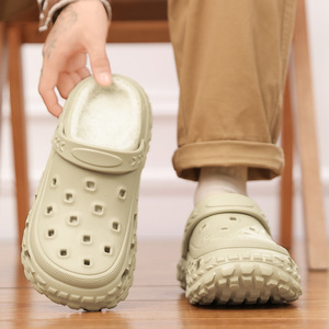 Chaussons d'hiver pour hommes Crocs doublés polaire, épais et chauds en EVA, rehaussants, antidérapants, à bout fermé pour l'extérieur - Product Image 4