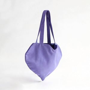 Bolsa de Lona Personalizada al por Mayor con Forma de Corazón, Correa Larga, Impresión Serigráfica, Cierre de Hombro, Colores Blanco/Negro/Beige - Product Image 2