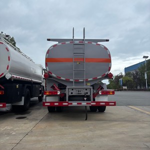 รถบรรทุกน้ำมันดีเซล HOWO 4x2 10000 ลิตร พร้อมปั๊มและมิเตอร์สำหรับเติมน้ำมันในสถานีบริการน้ำมัน - Product Image 5