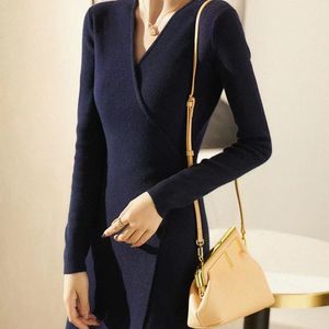 2023 sonbahar bayan v-boyun uzun kollu sıkı Fit bağcıklı kazak elbise baz örgü kazak elbise - Product Image 3