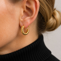 Anting-anting klip tanpa tusuk warna emas dan perak untuk wanita dengan desain geometris, mutiara imitasi, dan hiasan berlian imitasi.
