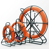 Tire-câble à ressort en fibre de verre avec support pour la pose de câbles souterrains en construction
