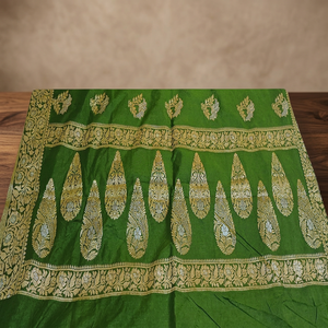 Collection de vêtements ethniques de créateurs, présentant des saris tissés à la main exquis et des créations en soie artificielle de qualité supérieure pour une allure traditionnelle élégante - Product Image 6