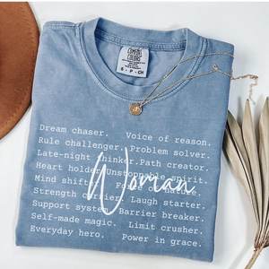 T-Shirt da Donna Comfort Colors, Manica Corta, Girocollo, Stampa 'Empowered Woman', 100% Cotone Jersey, Vestibilità Regolare - Product Image 1