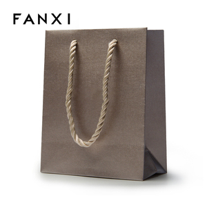 ถุงกระดาษพิมพ์โลโก้สีสันสวยงามสั่งทำได้จาก FANXI สำหรับบรรจุภัณฑ์ของขวัญเครื่องประดับ พร้อมหูหิ้ว ถุงช้อปปิ้งกระดาษรีไซเคิล - Product Image 2