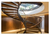Escalier en acier courbé moderne et élégant de style Optima Luxury pour villa
