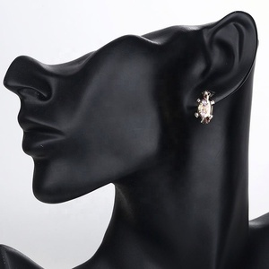 Pendientes de Aro Huggie con Forma de Tortuga Chapados en Oro y Circonita Cúbica para Mujer, Joyería de Oreja Pequeña con Cristales de Animales Coloridos - Product Image 6