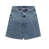Shorts en denim sergé 100 % coton 13 oz, taille mi-haute, délavage pierre, effet whiskers, coupe ample, avec broderie gothique épaisse sur les poches arrière