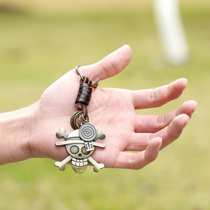 Porte-clés en métal <span class=keywords><strong>de</strong></span> style rétro et punk <span class=keywords><strong>de</strong></span> haute qualité, fait à la main, avec un <span class=keywords><strong>chapeau</strong></span> <span class=keywords><strong>de</strong></span> paille <span class=keywords><strong>Luffy</strong></span>, en cuir et métal - Product Image 2