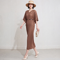 Prix de gros direct usine Robe plissée Miyake pour femme, décontractée, unie, pour le bureau, col en V, manches chauve-souris, avec ceinture, longueur midi