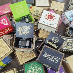 Grosir Pabrik Anime kecil murah diukir kustom kayu Mini satu bagian kotak musik engkol tangan untuk anak perempuan - Product Image 2